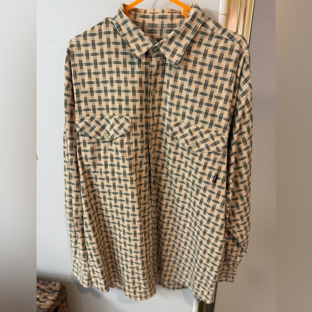 Patagonia Men’s organic cotton L button down long sleeve